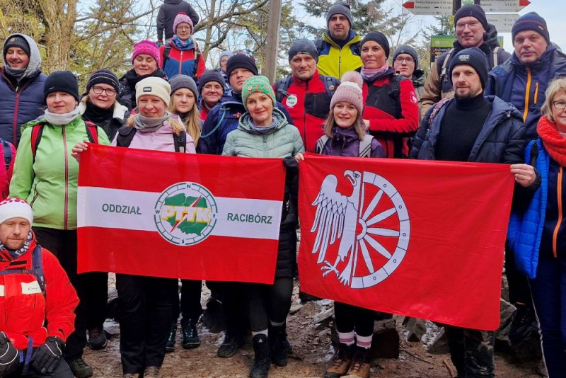 zdjęcie wyróżniające PTTK Racibórz na szczycie Łysicy 